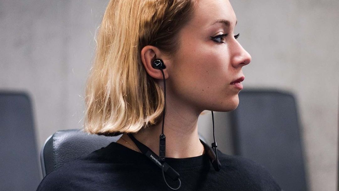 beyerdynamicUSA's tweet image. Our multi-functional Blue BYRD (2nd generation) in-ear headset is exceptionally comfortable, due to the unique earbud design and five pairs of high-quality eartips: fcld.ly/bluebyrd2 #beyerdynamic #beyerdynamic #keepyourflow #newgeneration #BlueBYRD2 #bluetoothheadphones