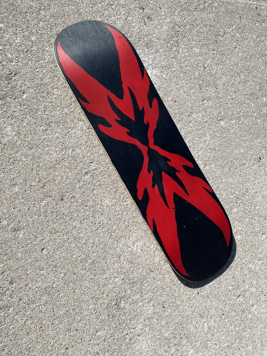 Exiled_Skate's tweet photo. Hi, I’m Nathan the artist and creator of Exiled Skate Co. , I’ve created this board for my brand showing off my style and personality. The rough and smooth lines used, as well as using a classic black and red combination represent my brand as well as make the design pop. https://t.co/YpSTX516Gb