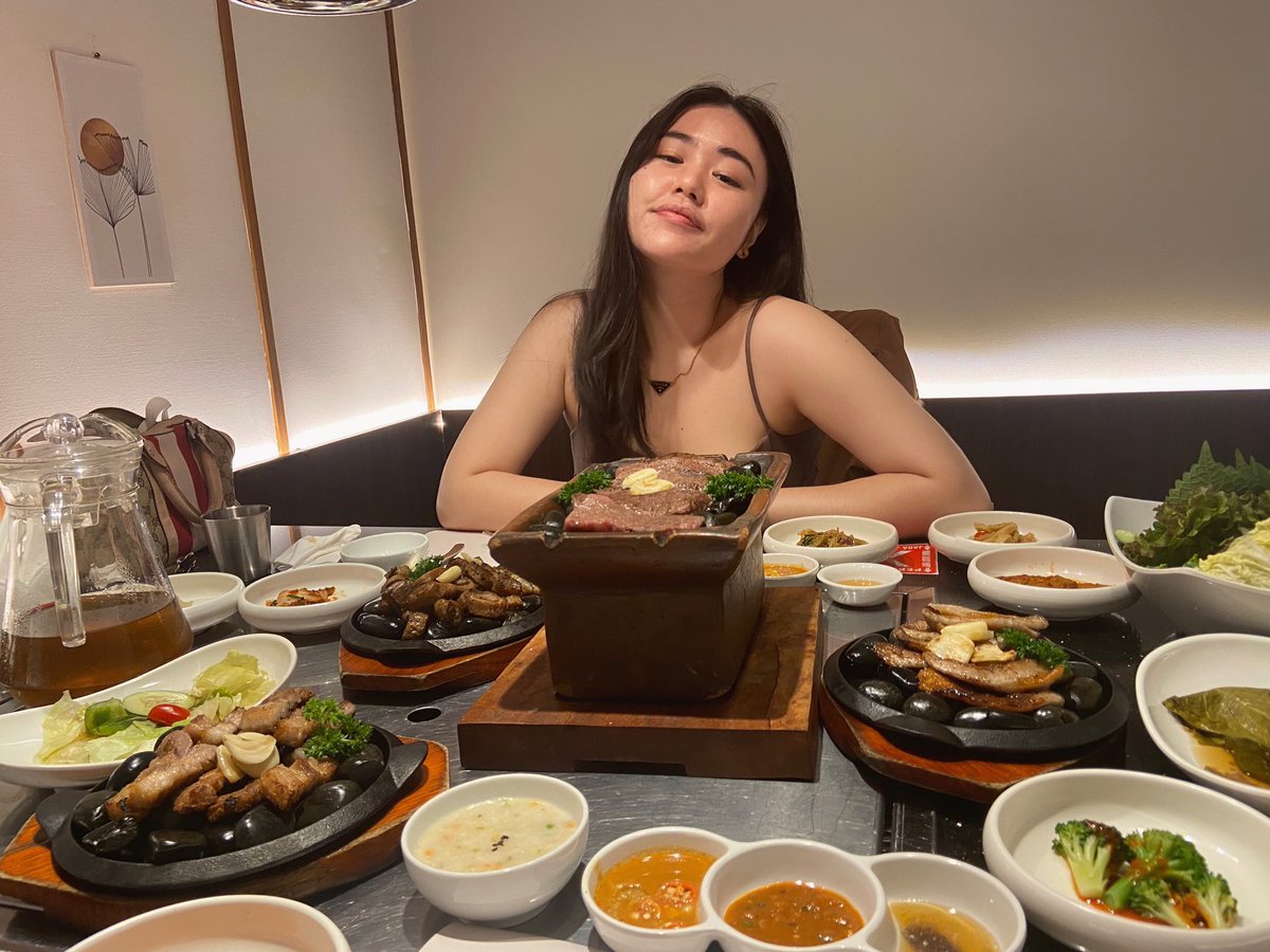 darthbaper's tweet photo. Me without food vs me with food https://t.co/dLPKb9kIqv