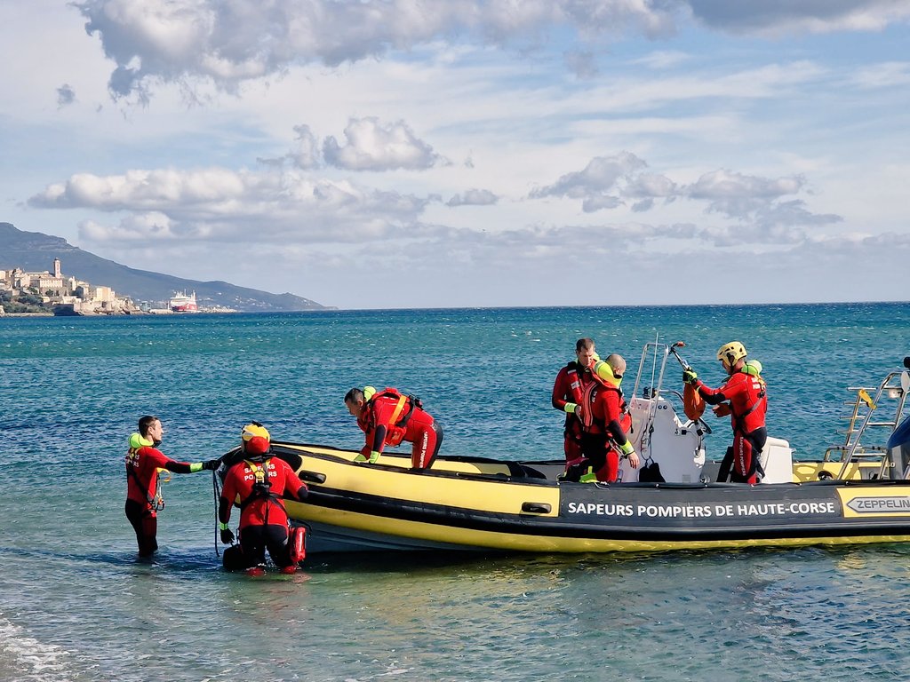 Exercice commun des équipes secours nautique des @Sis_2b et @SIS_2A, avec l'hélicoptère de la sécurité civile, au large de Bastia hier, par mer agitée. Il a démontré l'interopérabilité des deux équipes. 📷 pompiers 2B. La mutualisation, c'est aussi la communication 😉