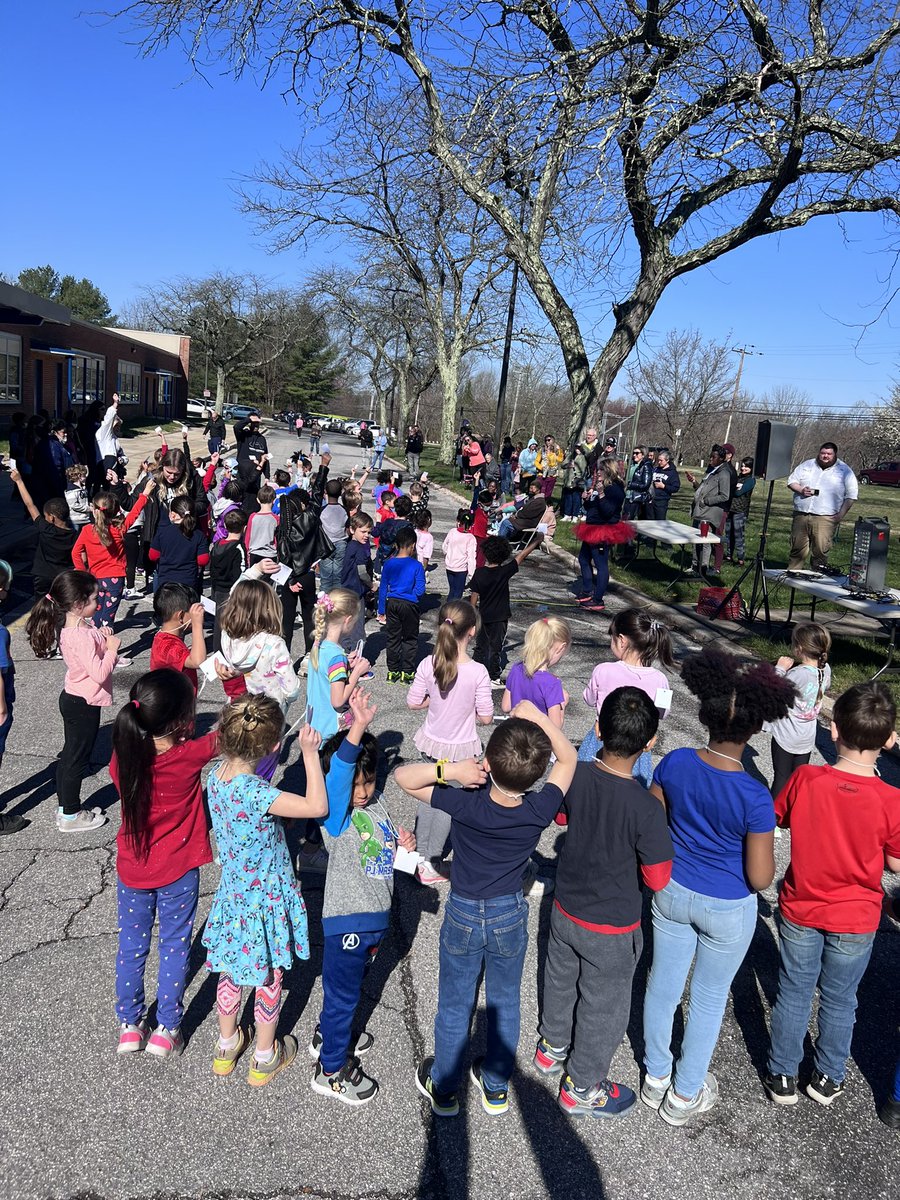 FES_COUNSELOR's tweet photo. A beautiful day for the Franklin Fun Run!!! Thank you @FranklinELsch PTA for bringing us this FUN FRIDAY! #franklinpride #franklinthelion #funrun @hmillerBCPS @BCPScounseling @BaltCoPS @atenbus https://t.co/6JJqJ3Sope