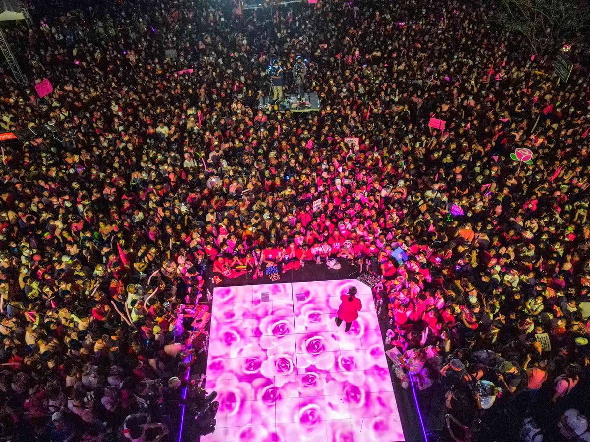 maracepeda's tweet photo. LOOK: Drone shots of the 76,000-strong “Kakampink” crowd in Dagupan City, Pangasinan during the Robredo-Pangilinan tandem’s grand rally. That’s more than double the size of the crowd when frontrunner Ferdinand Marcos Jr held rally in Bayambang. 📷 Jimmy Dasal @rapplerdotcom https://t.co/Dm68SxllWR