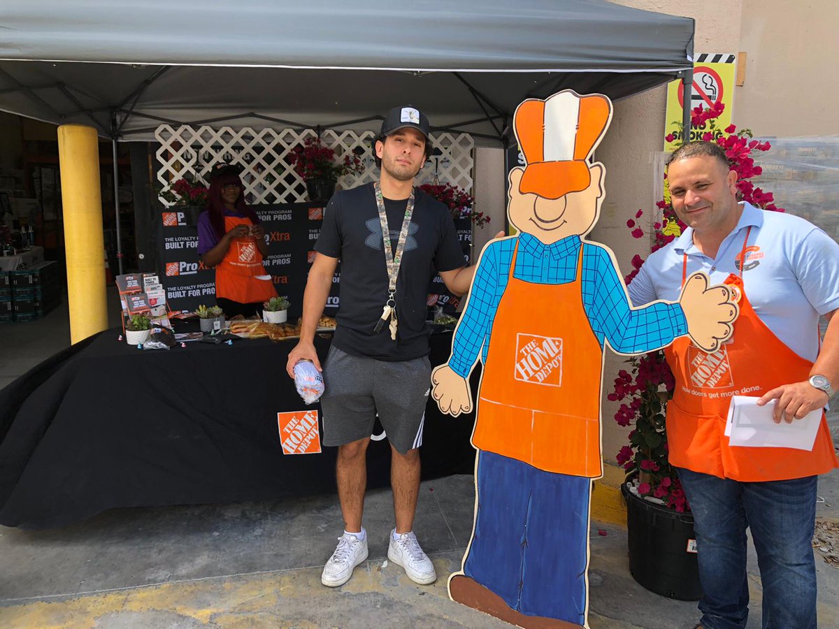 Maria81819488's tweet photo. Amazing PRO Thursday April 7 at 0202 full of recognitions, fun, dancing and most important Thanking our Pro's for their business. #PROAppreciation2022 #PROextra https://t.co/ipUZNG1hg9