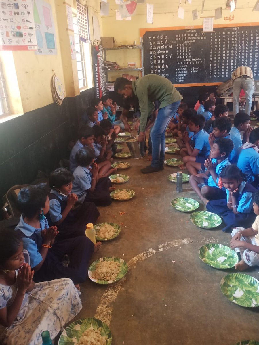 AAKarnatakaFans's tweet photo. On occasion of our icon star Allu arjun birthday Team @AlluArjun_Army chickballapur conducted Sports event  At  ajjavara   Government school ...  Distributed prizes and certificates for the winning students also  Sponsored  150 books for the students and offered Food... 😎 https://t.co/VnJENFxJFe