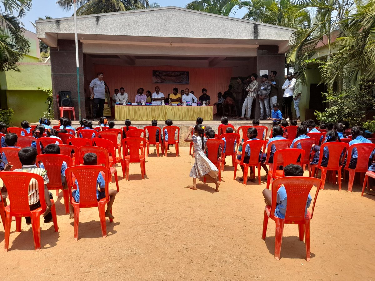 AAKarnatakaFans's tweet photo. On occasion of our icon star Allu arjun birthday Team @AlluArjun_Army chickballapur conducted Sports event  At  ajjavara   Government school ...  Distributed prizes and certificates for the winning students also  Sponsored  150 books for the students and offered Food... 😎 https://t.co/VnJENFxJFe