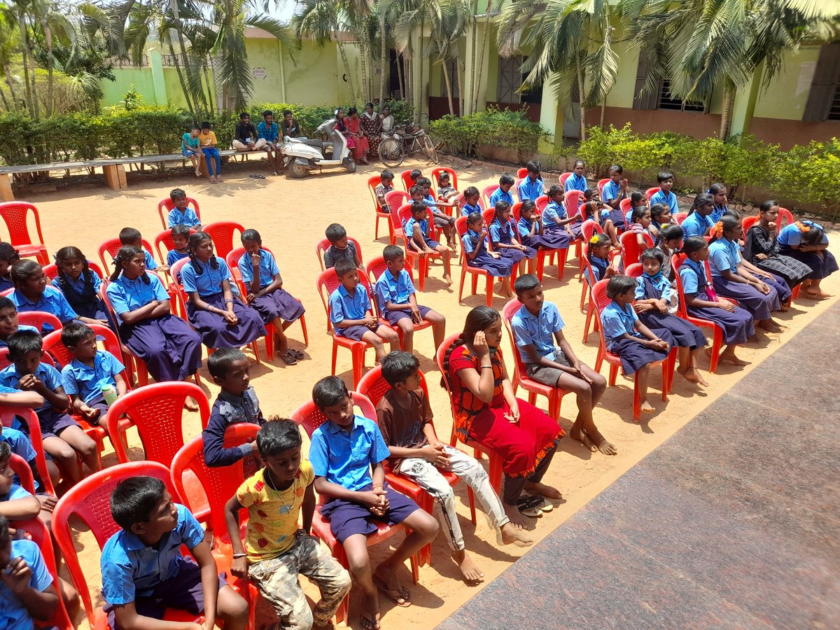 AAKarnatakaFans's tweet photo. On occasion of our icon star Allu arjun birthday Team @AlluArjun_Army chickballapur conducted Sports event  At  ajjavara   Government school ...  Distributed prizes and certificates for the winning students also  Sponsored  150 books for the students and offered Food... 😎 https://t.co/VnJENFxJFe