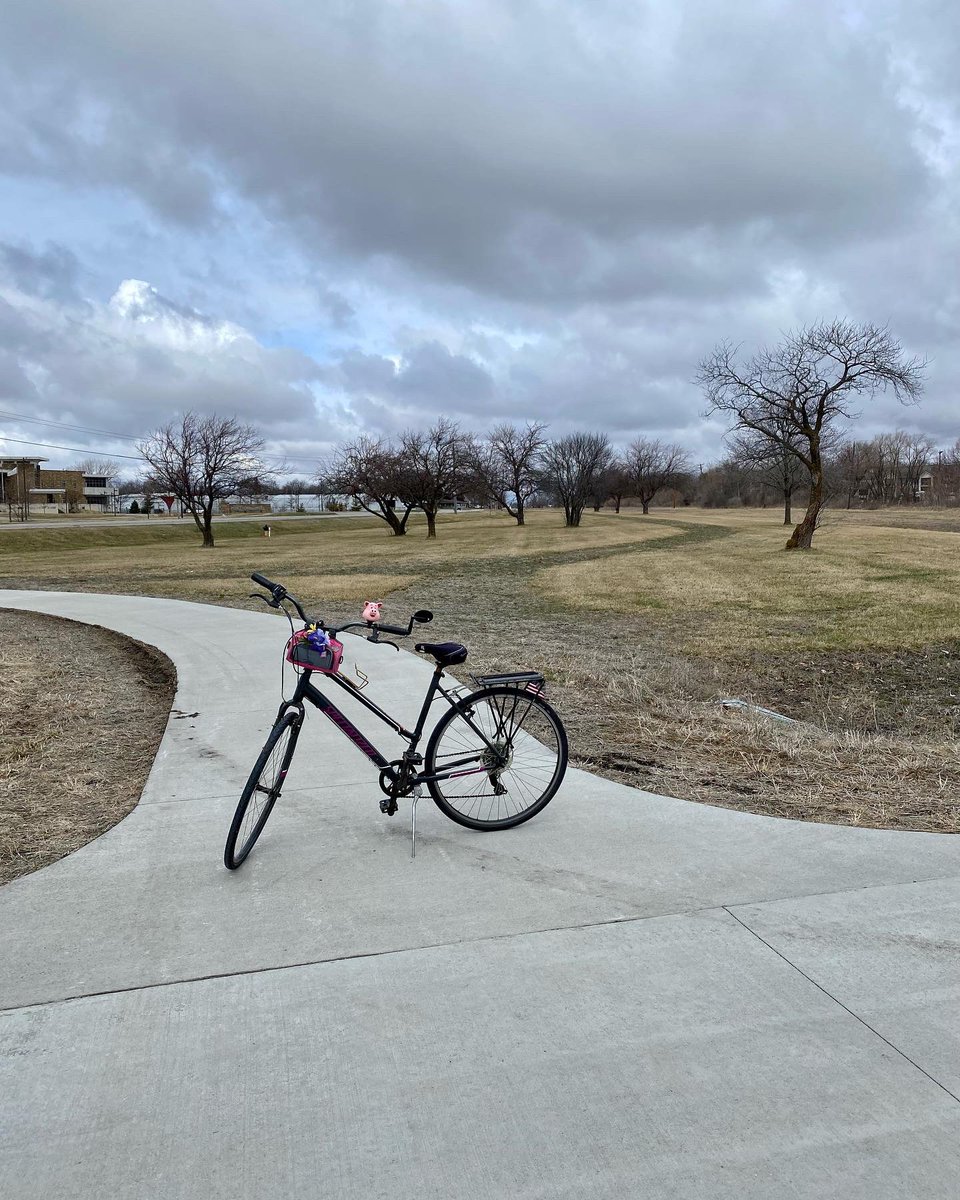 IowaLady_'s tweet photo. #day8 #30daysofbiking 
#cloudy☁️ #windy💨 #flurries❄️ 
#crabtreeblossomwatch  
#oneweeklater 
#bothgladImhome 
#happyoldladyonabike😘 https://t.co/zmgARrGaLU
