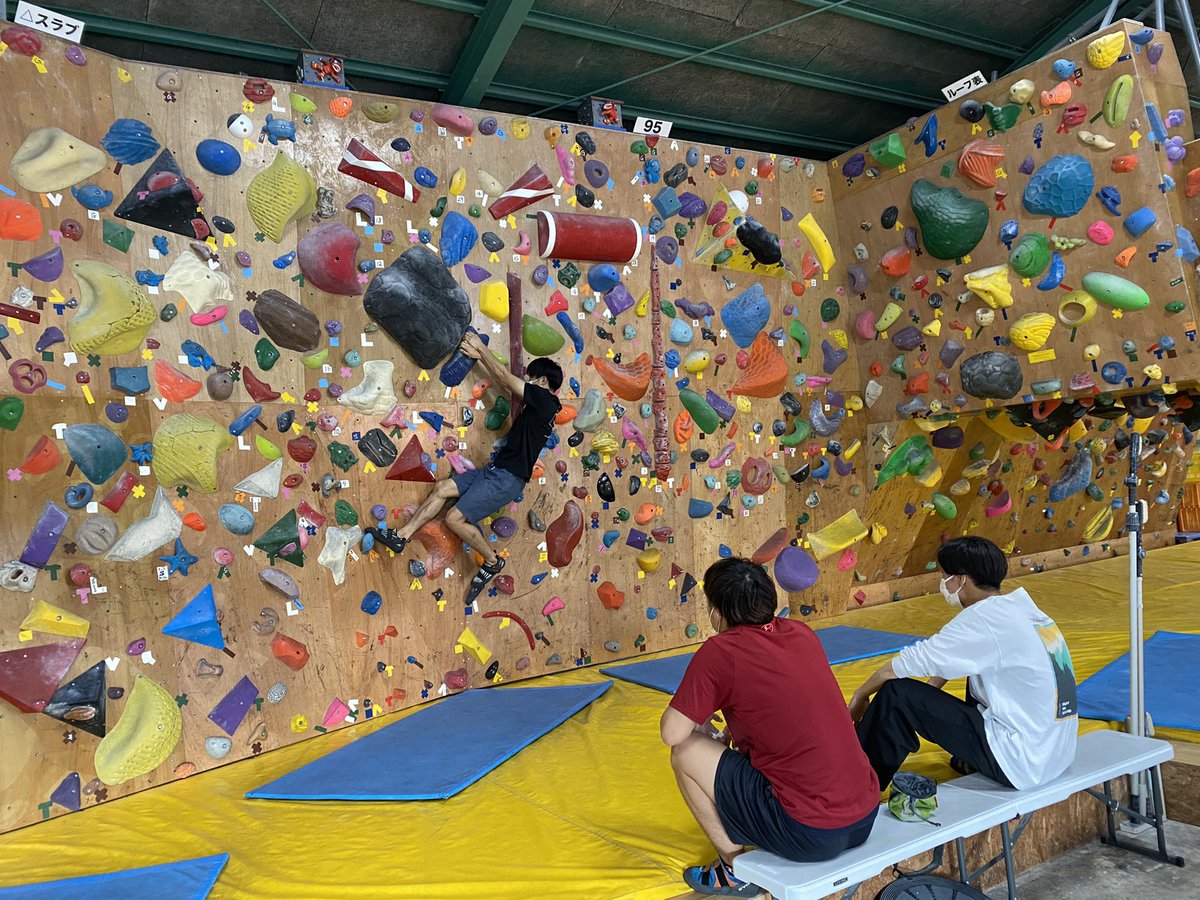 ryudai_Boulder's tweet photo. 今日は新入生向けの貸切でボルダリングしました！！
新入生の方2人来てくださってとても楽しく登りました！！
大学院生の方も来てくださいました！！新入生も大学院生も在学生も関係なく興味ある方は連���おまちしてます！！！
#ボルダリング
#春から琉大 https://t.co/Nz8CPBGc5T