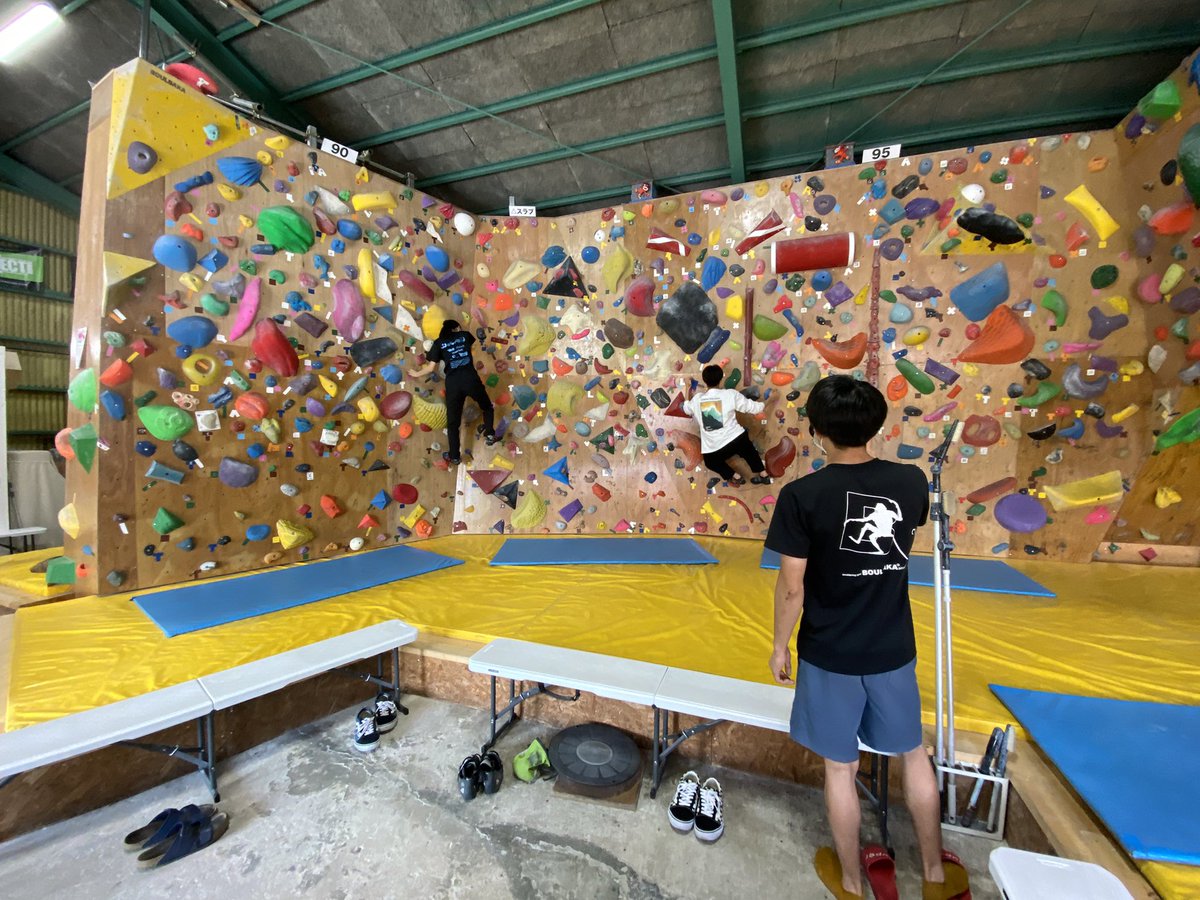 ryudai_Boulder's tweet photo. 今日は新入生向けの貸切でボルダリングしました！！
新入生の方2人来てくださってとても楽しく登りました！！
大学院生の方も来てくださいました！！新入生も大学院生も在学生も関係なく興味ある方は連���おまちしてます！！！
#ボルダリング
#春から琉大 https://t.co/Nz8CPBGc5T