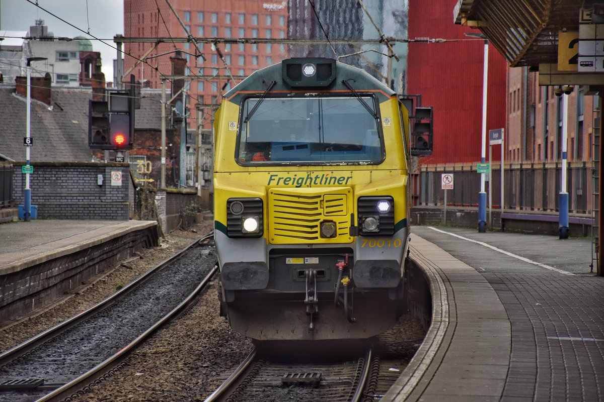 upsidedownhead5's tweet photo. I make it #FuglyFriday. Here's @RailFreight 70010 rolling through Deansgate near journey's end at Trafford Park. #railway #train #railpic #Manchester #railwayphotography #trainspotting #freighttrain #class70 #fugly https://t.co/aekXbs8gG0