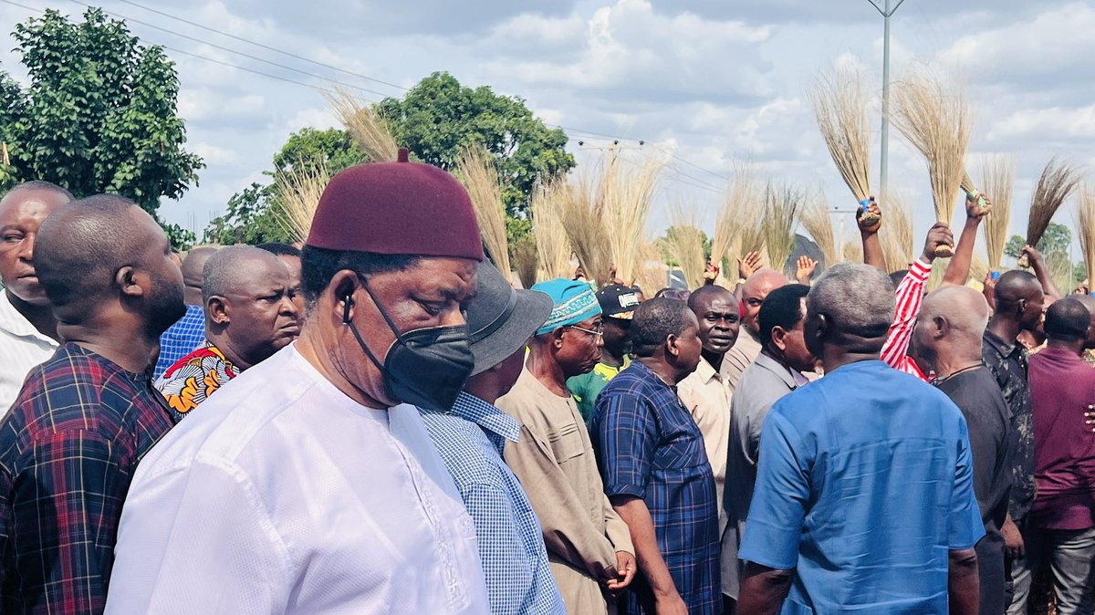 FrancisNwaze1's tweet photo. Vice President, Prof. Yemi Osinbajo, SAN commissioned Senator Sam Egwu twin Flyover constructed by the Presidential Hopeful and Governor of Ebonyi State, Engr. David Umahi at Ezamgbo, Ohaukwu Local Government Area on Friday, April 8, 2022. https://t.co/XIm1VwGeQq