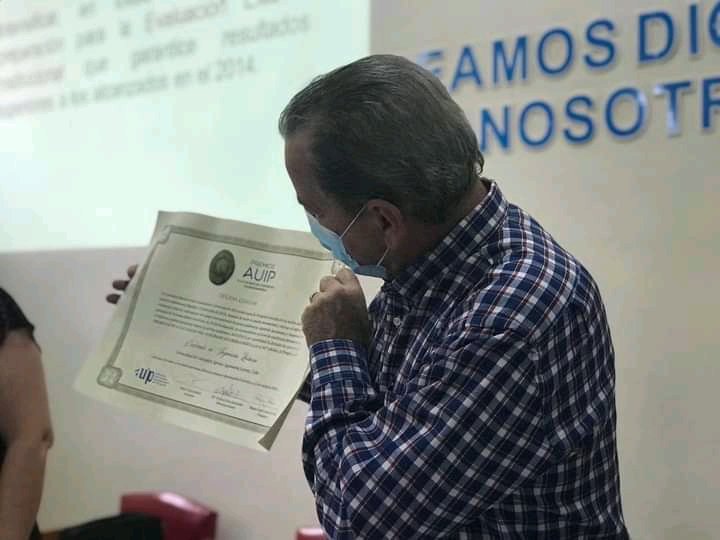 uc_camaguey's tweet photo. 🏅Con la presencia del Dr. C. @jsaborido50 y nuestro Rector Dr. C. @ChoyLajes, se hace entrega oficial de la ratificación de ser #PremioAUIP a la Calidad de #Postgrado en #Iberoamerica, a los Doctorados en Pedagogía e #IngenieriaQuimica y la Maestría en #InformaticaAplicada.👏🔝 https://t.co/fcWPeeJNfd