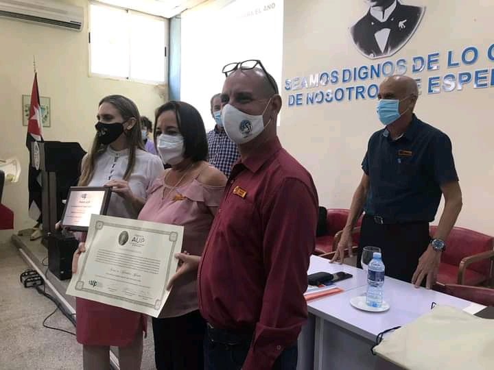 uc_camaguey's tweet photo. 🏅Con la presencia del Dr. C. @jsaborido50 y nuestro Rector Dr. C. @ChoyLajes, se hace entrega oficial de la ratificación de ser #PremioAUIP a la Calidad de #Postgrado en #Iberoamerica, a los Doctorados en Pedagogía e #IngenieriaQuimica y la Maestría en #InformaticaAplicada.👏🔝 https://t.co/fcWPeeJNfd