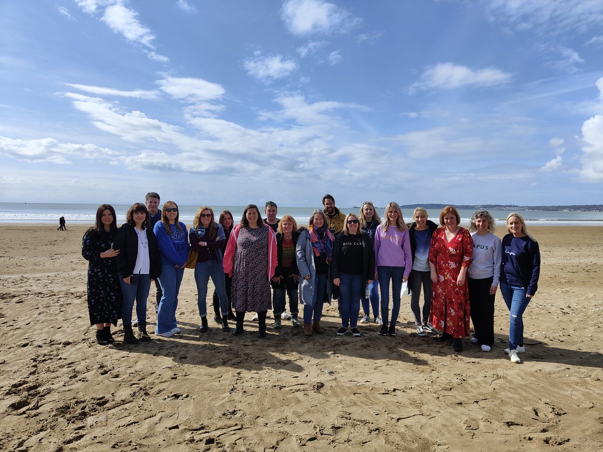 KaraCymraeg (@kcymraeg) on Twitter photo Llongyfarchiadau enfawr i'r athrawon hyn! Siaradwyr Cymraeg ac athrawon iaith bendigedig. Hwb Abertawe, Hwb Y Drenewydd a Hwb Caerfyrddin. Braf gweld pawb gyda'i gilydd. Chwarae gemau iaith ar lan y môr a chanu. Dim byd gwell. <a href="/cynllunsabothol/">Cynllun Sabothol</a> <a href="/rhagoriaith/">Rhagoriaith</a> Llongyfarchiadau enfawr i'r athrawon hyn! Siaradwyr Cymraeg ac athrawon iaith bendigedig. Hwb Abertawe, Hwb Y Drenewydd a Hwb Caerfyrddin. Braf gweld pawb gyda'i gilydd. Chwarae gemau iaith ar lan y môr a chanu. Dim byd gwell. <a href="/cynllunsabothol/">Cynllun Sabothol</a> <a href="/rhagoriaith/">Rhagoriaith</a>