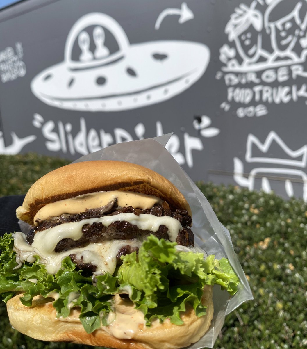 SliderRiderTrux's tweet image. The #perfect pre-bite #shot 📸🍔
🛸📍8600 Zetts Ave #gaithersburgmd 20877 
11:30AM-3:00PM
5:00PM-9:00PM❤️☮️🍔
