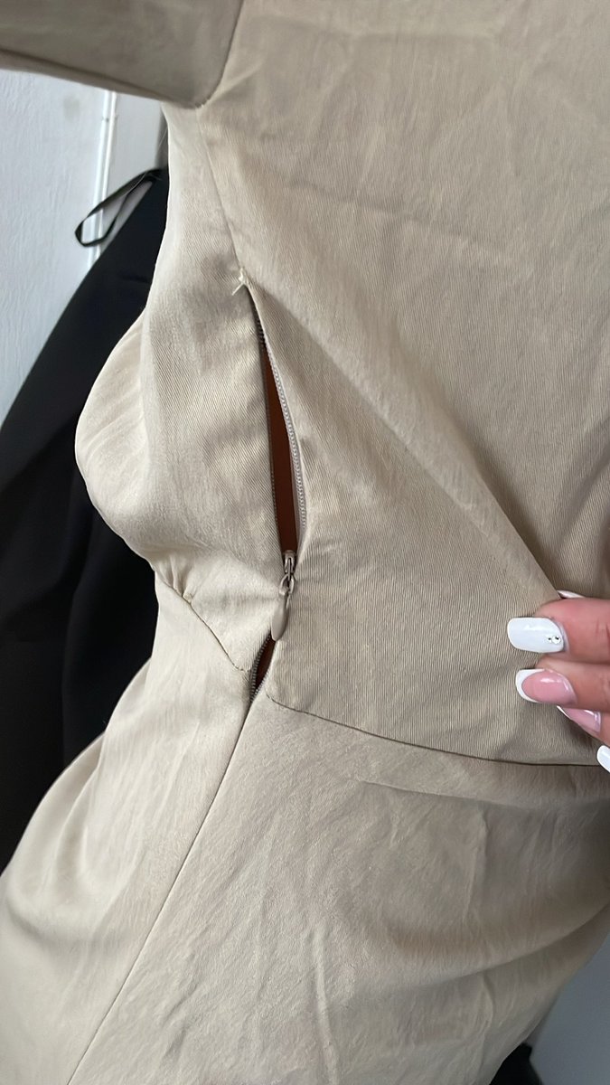 AmyLou_Pot's tweet photo. @OfficialPLT first time trying on and the zip bust 😂😂😂 https://t.co/kv4RbbUyf8