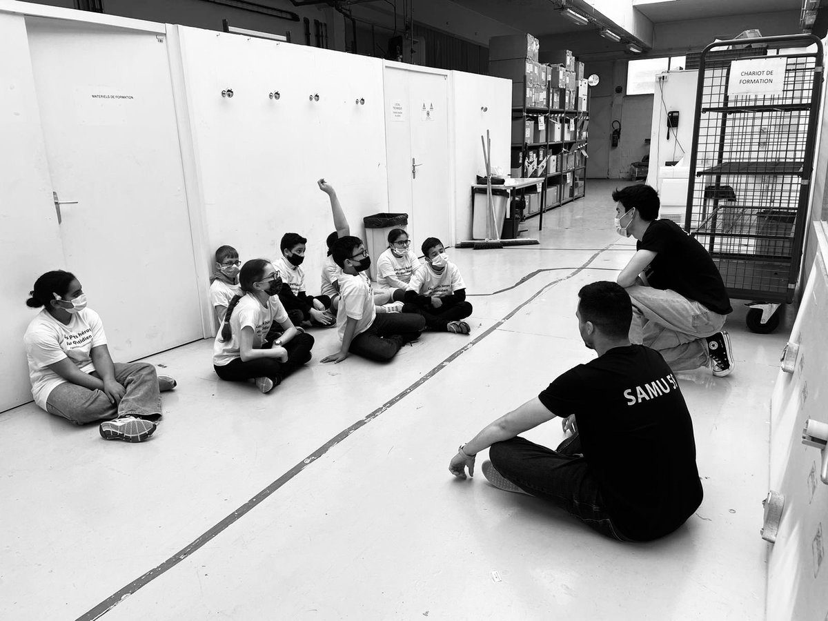 NAVESophie1's tweet photo. Appeler - Masser - Defibriller! Merci aux étudiants en med3 des  #GQS qui ont permis à des enfants de 7ans et plus de connaître cet algorithme et de le comprendre. Expérience de dingue aujourd’hui avec la visite du @SamuNord! @medecine_Ulille @P_Amouyel @VromantA https://t.co/IKLFSFlVEd