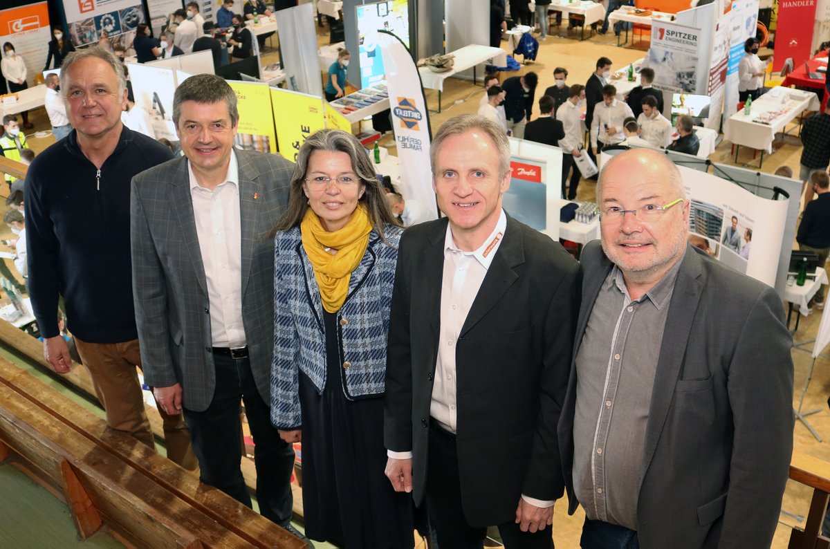 Am Donnerstag, 7. April, und Freitag, 8. April 2022, fanden die diesjährigen „Karrieretage“ der #HTLPinkafeld statt und insgesamt 110 Betriebe aus Wirtschaft und Industrie sowie acht tertiäre Bildungseinrichtungen waren als Aussteller mit dabei.