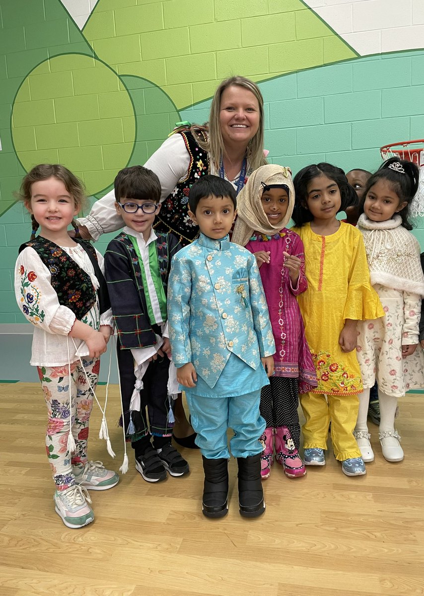 D63_FirstSteps's tweet photo. There’s no better way to close out our Week of the Young Child than with a “Family Friday” celebrating our cultures and traditions! #WOYC22 #D63family #ECEWins #63success @EastMaine63 https://t.co/RLQlybpNWn