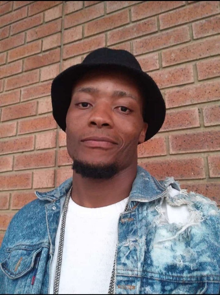 iqmolefe's tweet photo. Rainy weather... Netflix is calling me 👑 https://t.co/YGpL40vyfo