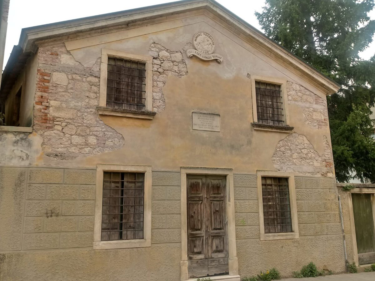 andyblanck1's tweet photo. a house in Montecchio Veronese with a particular ancient latin inscription: in 1918 there's the presence of British soldiers who came in "cooperation of arms". The inscription with the horse derives from an old coin. The house was the seat of a military court.
#ww1italianfront https://t.co/xiHV8qLvuT