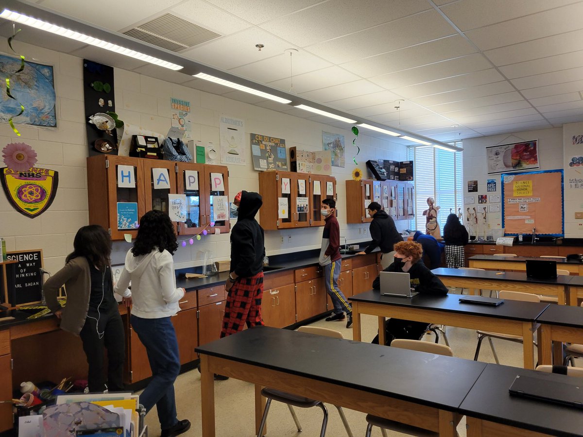 Science_Hoffman's tweet photo. Easter Egg Hunt 🐰🐣🐇🐥🌈 with my students today!! Happy spring break!! #nevertoooldtohuntforeggs https://t.co/5yEt8ZO1dt
