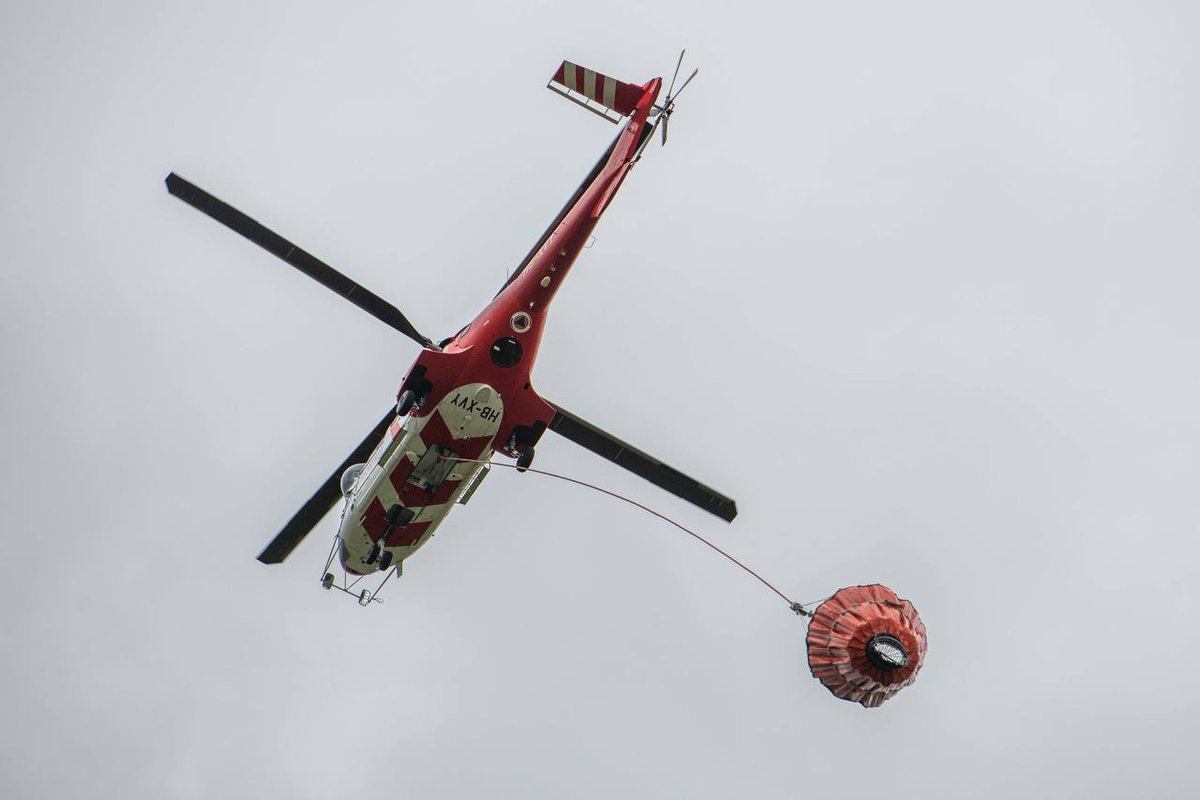 SecCivileFrance's tweet photo. #FeuDeForêt à La Rochette (04) : un hélicoptère bombardier d'eau lourd est mobilisé aux côtés des @Pompiers04.
👉 Cet hélicoptère engagé en renfort était avec le @Sdis77 cette semaine, dans le cadre de la préparation opérationnelle à la lutte contre les #FeuxDeForêt. https://t.co/KQn1pnRRnh