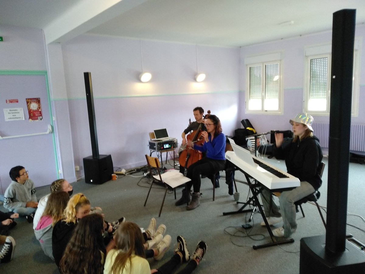 La deuxième semaine de résidence d'artistes se termine aujourd'hui avec un petit concert participatif avec le groupe White Oak Standing. Les élèves de 5ème ont participé à l'élaboration d'un spectacle. 💯%EAC <a href="/acrennes/">Académie de Rennes</a> @DAACBretagne <a href="/emmanuel_ethis/">Emmanuel Ethis</a>