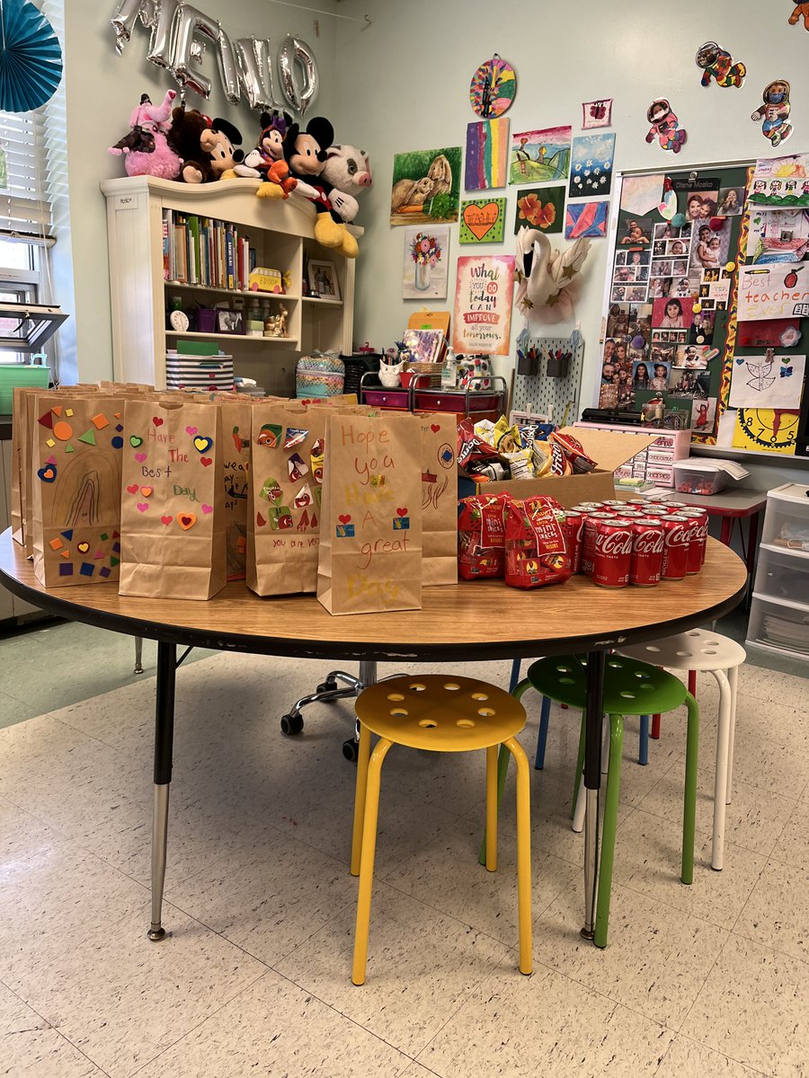 MrsMosko's tweet photo. A 2-4 Kindness Thread @MenloParkSchool
Each day in our classroom we award each other w/ kindness ❤️s when we #help #saynicethings are #goodlisteners #share #taketurns #smile #encourageothers https://t.co/BX2i78fijs