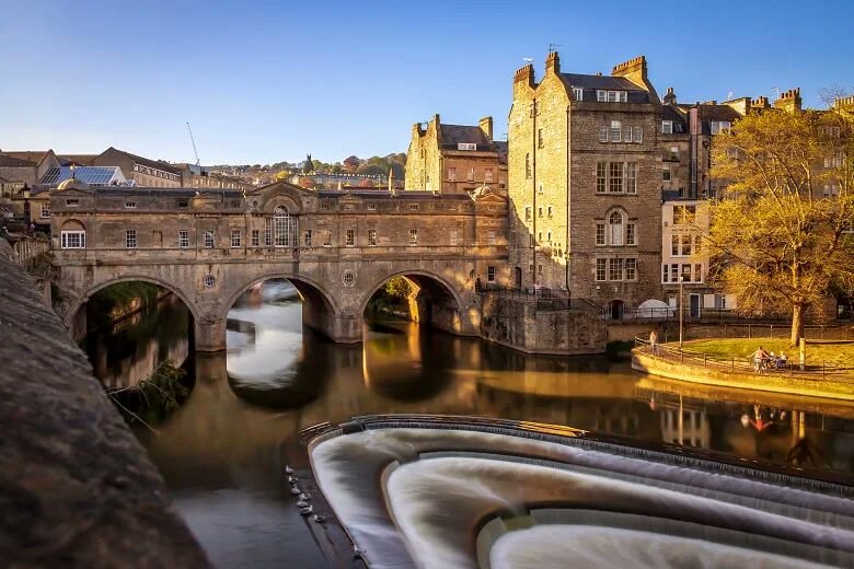 movehub's tweet photo. This week's #FridayFocus is on the UK! 🇬🇧

Move here and you can enjoy quaint, historical towns alongside beautiful, rugged coastlines and cities with exuberant nightlife and centuries of culture 💂☕☔

https://t.co/fnykhaCxqE https://t.co/KTrHerIAYk