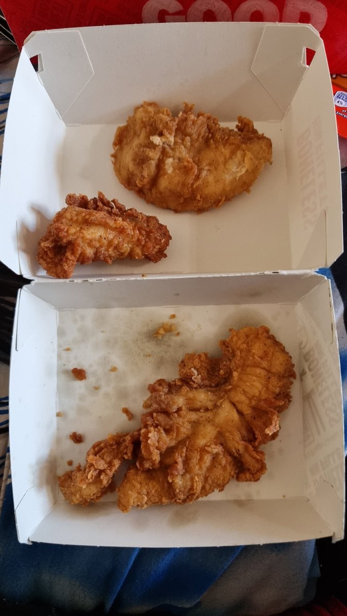 DarkWolf747's tweet photo. Hey @KFC_UKI would you count this as 3 mini fillets? Cos I count this as 2 and a half fillets. I get fillets come in different shapes and sizes. https://t.co/7H50ho3je5