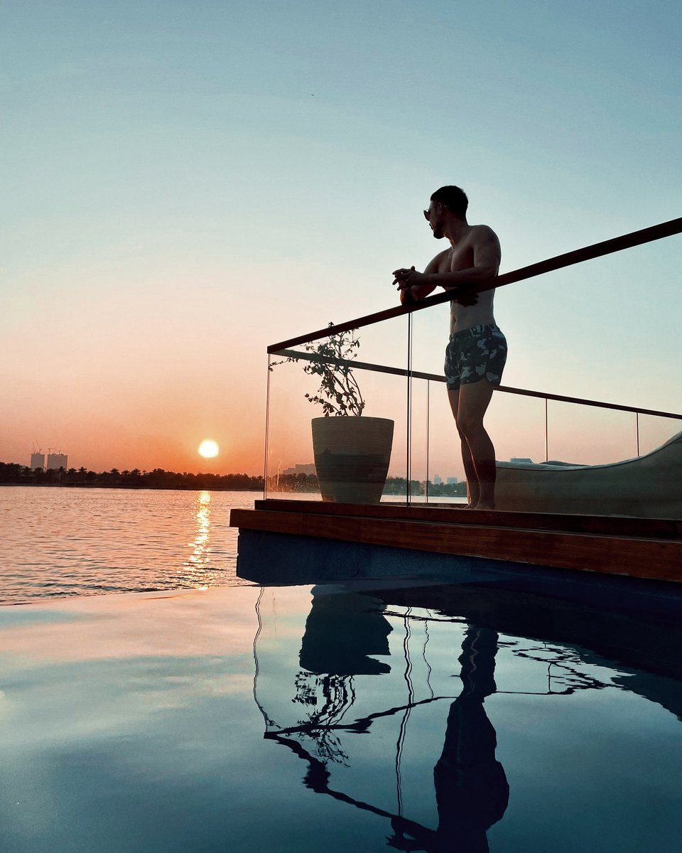Liuk54's tweet photo. Stay Golden 🌅 #dubai #parkhyatt #twiggydubai https://t.co/gqfGmghLz3