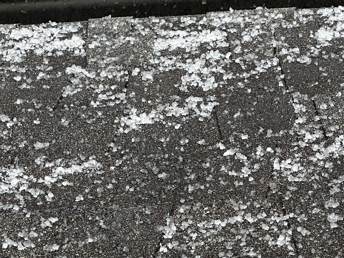 Graupel at Satinwood Dr and Twisted Oak in North Murfreesboro at 11:05am. #tspotter @WKRN @newschannel5