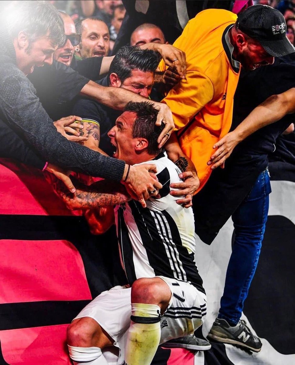 juveindonesia's tweet photo. Mandzukic: "Saya telah mengenakan banyak Jersey selama karir saya, tetapi Juventus adalah tim yg paling saya cintai, kami berdua memiliki rasa lapar yg sama untuk menang, menang adalah prioritas, saya tidak akan pernah melupakan lima tahun terbaik dalam hidup saya❤️ 

[@CurvaJ] https://t.co/Ylqm8LjOK1