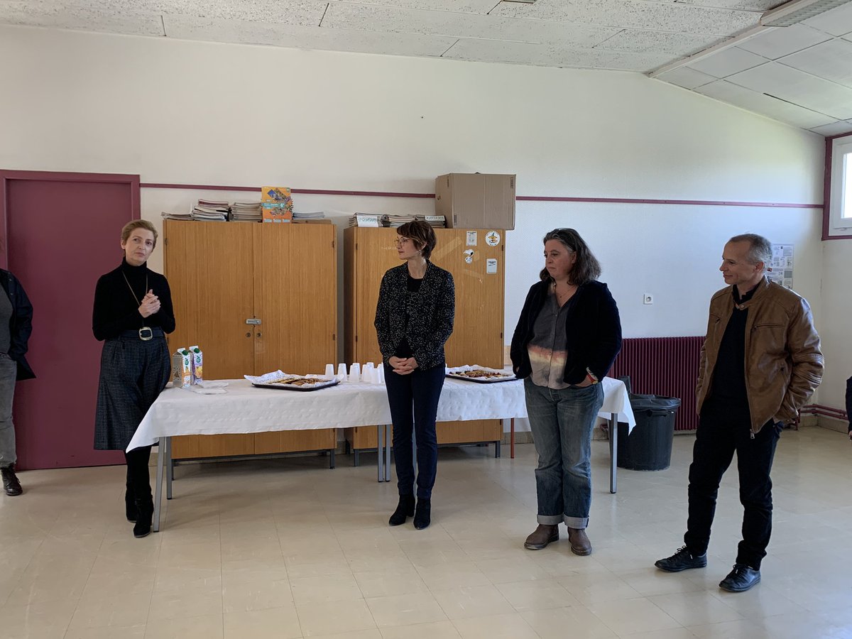 MediaPrevert's tweet photo. Inauguration au @clgjprevert33 du studio Média Samuel Paty en présence de @clemibordeaux. Piqûre de rappel sur la liberté d’expression et mise en œuvre immédiate avec les étudiants de @IjbaOfficiel. Prochain direct le 12 avril. @AcBordeaux @doris_chambon @ccileERIONALUOB https://t.co/iwzDZIqB3L