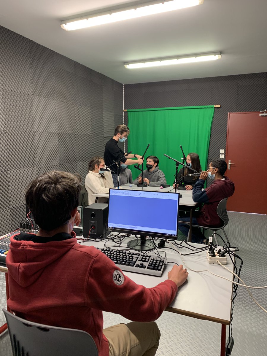 MediaPrevert's tweet photo. Inauguration au @clgjprevert33 du studio Média Samuel Paty en présence de @clemibordeaux. Piqûre de rappel sur la liberté d’expression et mise en œuvre immédiate avec les étudiants de @IjbaOfficiel. Prochain direct le 12 avril. @AcBordeaux @doris_chambon @ccileERIONALUOB https://t.co/iwzDZIqB3L