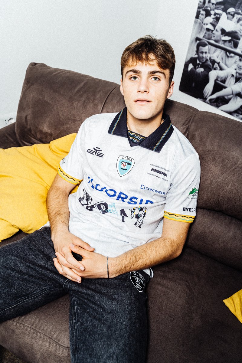 olbiacalcio's tweet photo. Eccola! 
Disegnata da #PasdeMer, prodotta da @EyeSportWear.
Una maglia di stile, di tradizione, di #Olbia. 
Limited edition, da collezione.
Che vuole fare del bene. 
Per @SaveChildrenIT, per i bambini ucraini. 
➡️ Sull'iniziativa: https://t.co/PkauMLqtAq https://t.co/8MWzmGqCFA