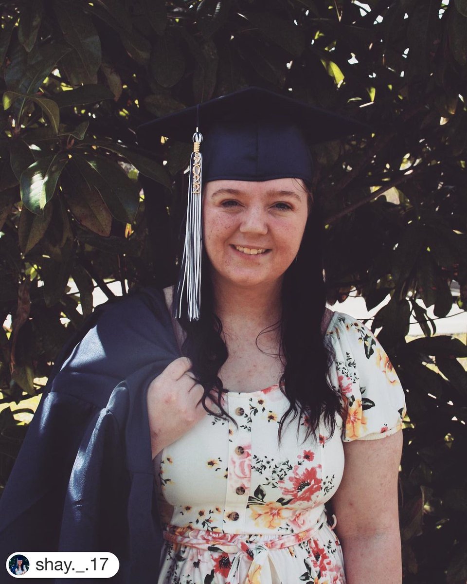 PennFoster's tweet photo. Drop a congratulations in the comments for new HS Graduate, @shay._.17! #PFProud 🎓
・・・
2022 graduate 👩🏻‍🎓❤️ #pennfosterhighschool #pennfostergraduate #pfproud @pennfoster https://t.co/SrCJAkX7Sq
