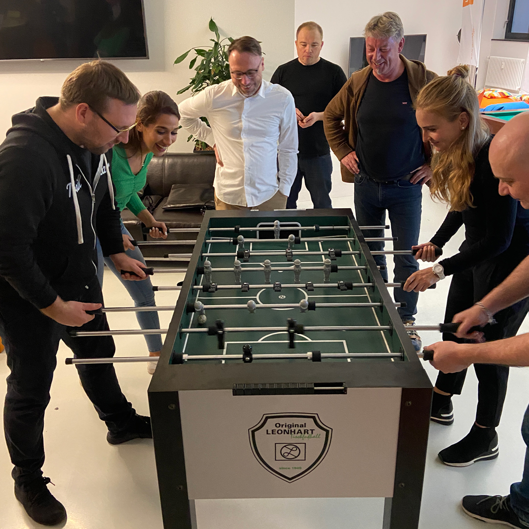 Auch die Spring Edition '22 unseres #Kickerturniers hatte wieder alles was es braucht: Pizza &amp; Drinks🍻🍕, hitzige und knappe Partien ⚽️ und eine ausgelassene #Stimmung! 😎 
Schönes Wochenende! 🧡

#factoryfamily #teamevents #kickerliebe #firmenkultur #bestplacetowork #winasateam