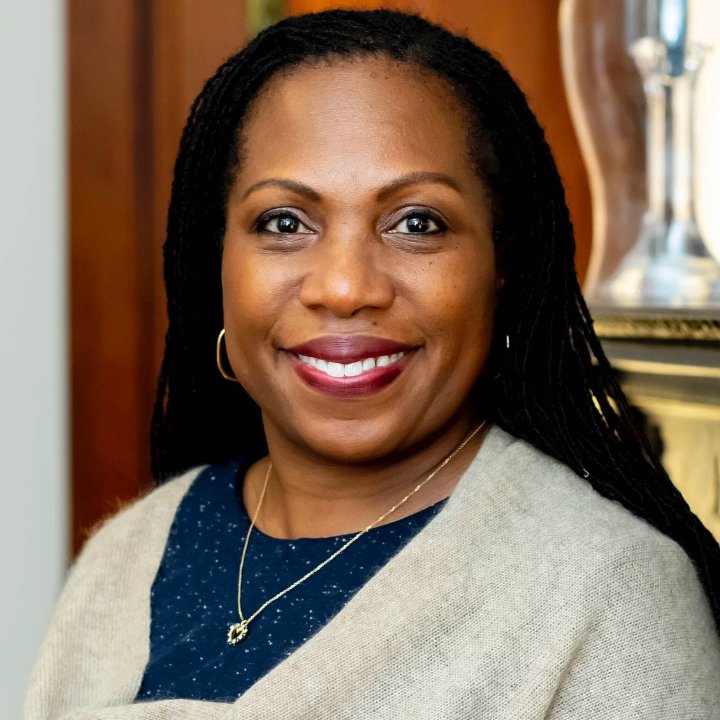 MicroMiragoane1's tweet photo. Auditionnée en mars 2022, Ketanji Brown Jackson, 51 ans, est devenue la première femme noire approuvée par le Sénat Américain pour siéger à la Cour Suprême des États-Unis. Elle a obtenu la totalité des votes des sénateurs démocrates.
#RadioMicroFM https://t.co/7SQRVpTKxK