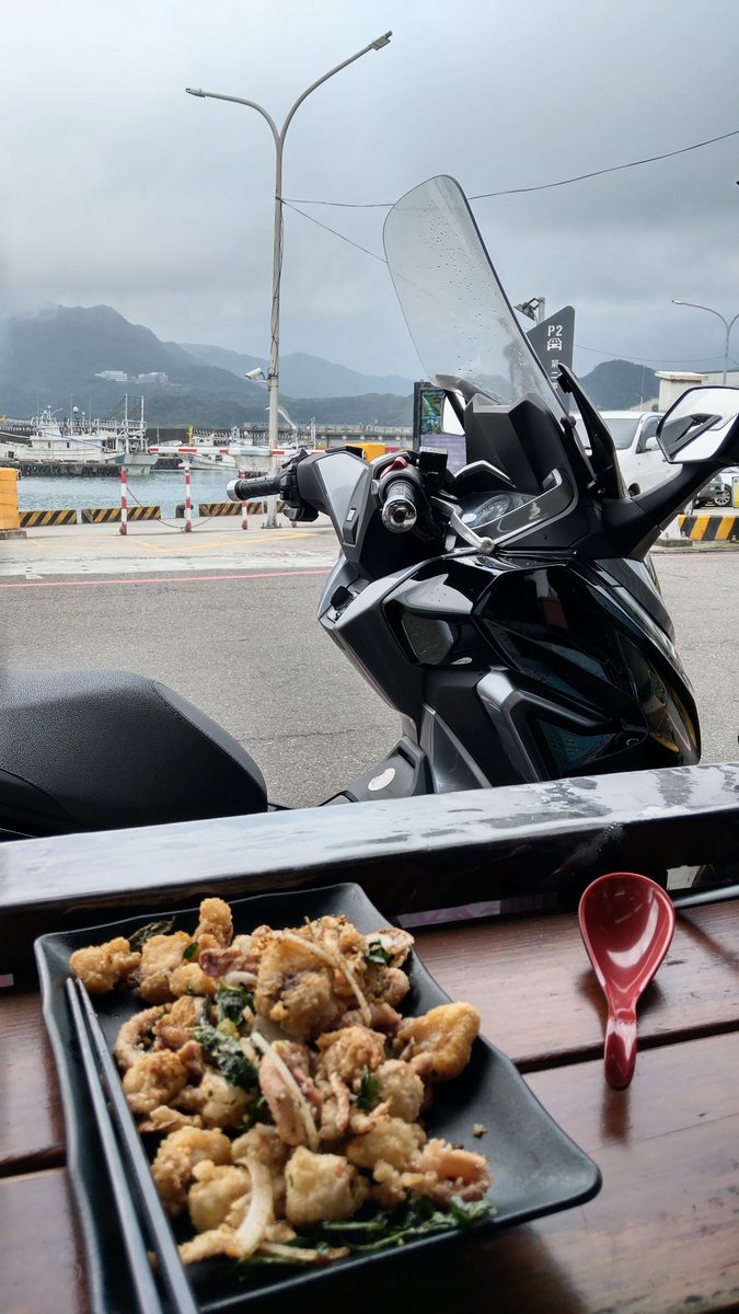 seantsai0505's tweet photo. 大羊初體驗
跟想像的不太一樣
本來以為騎起來應該蠻無聊的
可是Forza的按鍵、各種配備跟行路質感讓騎車的���候隨時都是享受
整台車到處都看得到質感
而且大車廂跟電動風鏡超香的
上高架躲風鏡裡面真的舒服
以我的騎法跑山路也夠用
整個越騎越想買😂
#Forza300
#フォルツァ 
#バイク乗りと繋がりたい https://t.co/Qam1SrUvXa