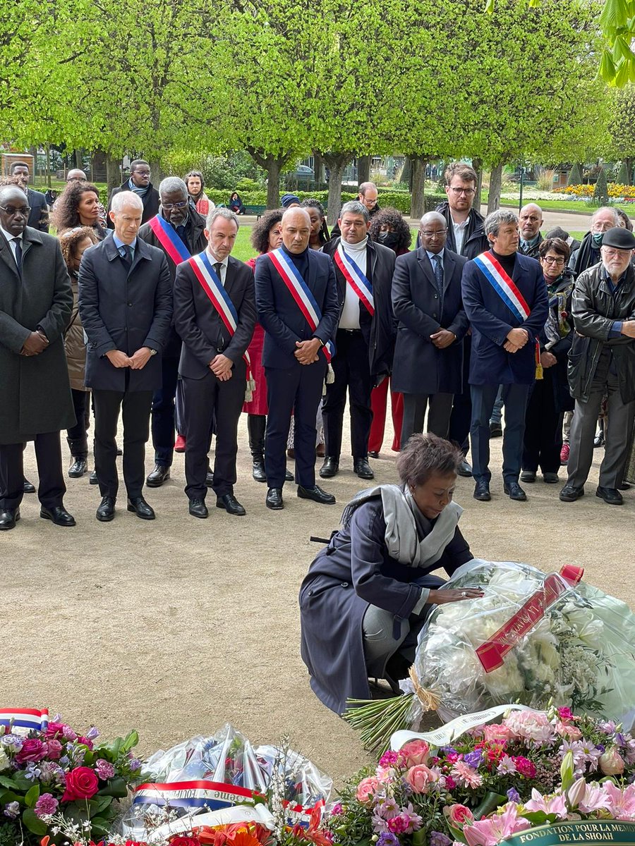 La journée de #Kwibuka28 à Paris était sereine et sobre,j'ai déposé une gerbe de fleurs au Parc de Choisy  pour les miens, les nôtres!J'ai pensé à tous ceux,au-delà de mon #Rwanda,que la haine vise sans les anéantir,et aux défenseurs de la vie contre la mort;les miens,les nôtres!