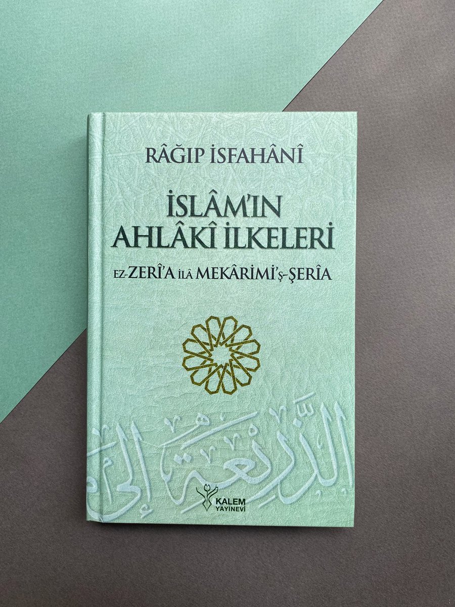 KalemYayinevi's tweet photo. “Bu âlemle ünsiyet eden insanın dünya ile ilişkisi şöyledir: O, bu âlemi sevimsiz bulduğunu söylese de karanlık ve mezbelelik bir eve alışan, başkasını görmeyen, bu yüzden ondan ayrılmak istemeyen kimse gibidir.” 

Râğıp İsfahânî, İslâm’ın Ahlâkî İlkeleri (ez-Zerî’a) https://t.co/PPrMY1eUVC