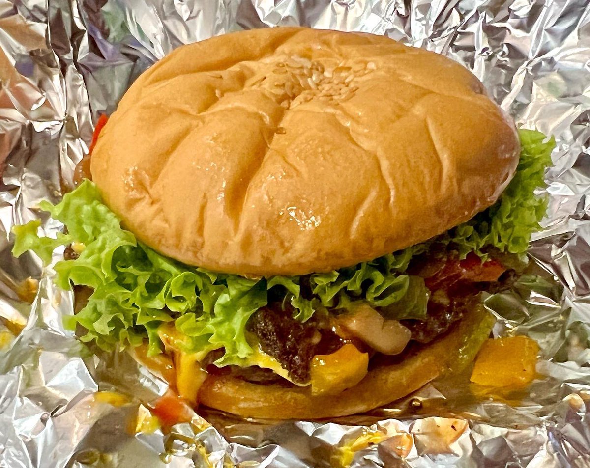 LatinVegan's tweet photo. I was blessed to be able to break my fast with this delicious tasting burger meal set @amazonvegans. You have to come check them out. #veganfoodshare #whatveganseat #govegan #veganism #vegano #veganfoodie #veganlifestyle #plantbasedfood #vegancommunity #kualalumpur #malaysia https://t.co/QPELuX6Gpg