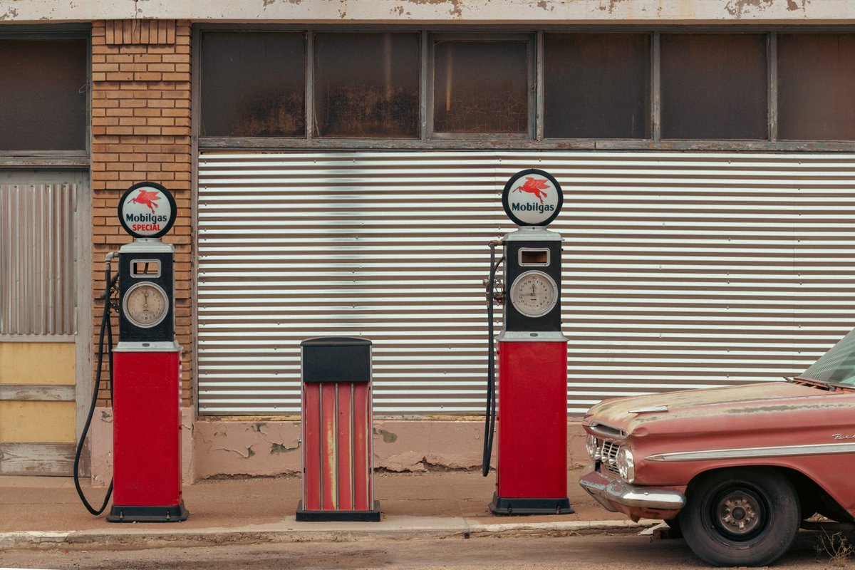 _burnsun_'s tweet photo. Gas stations from another time https://t.co/Rm0lwxBGTa