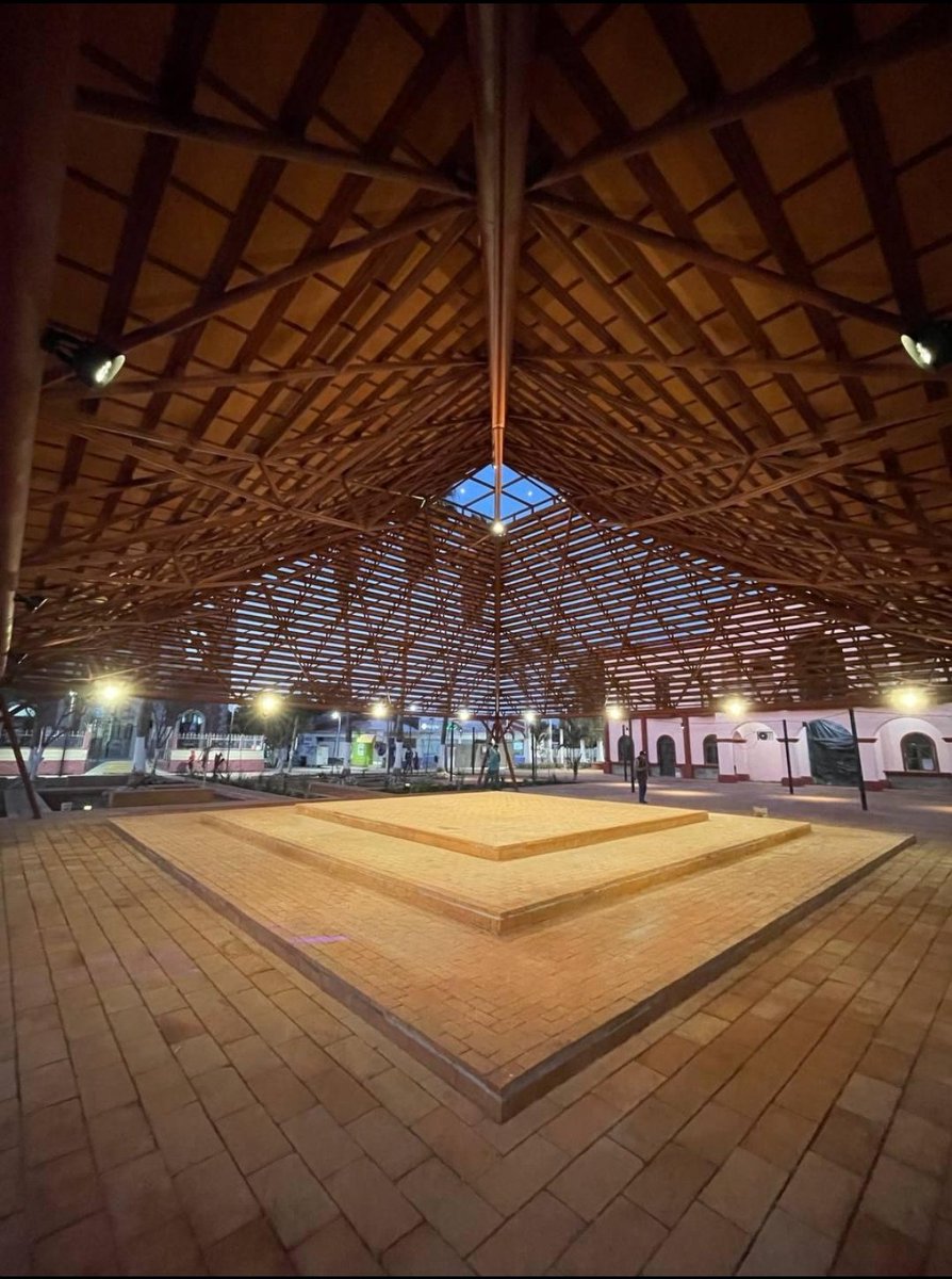 En la plaza principal se construyó un nuevo kiosko, nuevas áreas para sentarse, se cambiaron todos los pavimentos generando nuevas circulaciones, y se peatonalizaron las calles circundantes, para generar espacios más seguros e incluyentes. #SanBlasLate 3/7