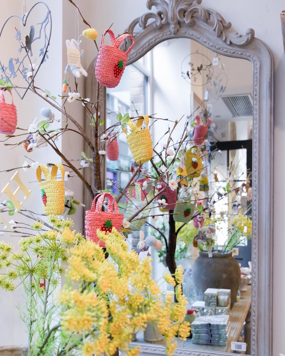 CornucopiaWorc1's tweet photo. Our window is adorned with magical Easter treats! 🧺🐰🌼🐣
Who’s ready for a treasure hunt? Pop in to see the display and have a mooch or shop our Spring &amp; Easter goodies online!

#WorcestershireHour #Easter2022 https://t.co/KB2VhjCIVo