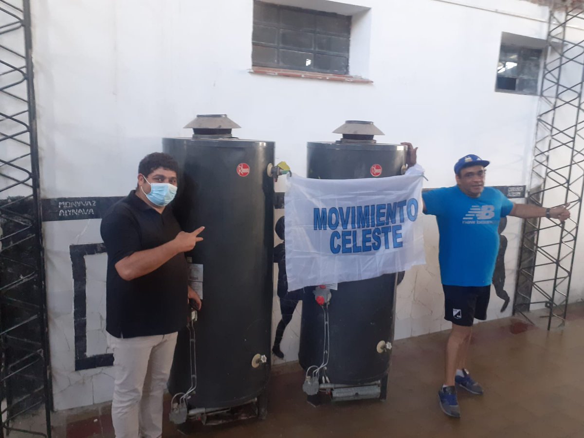 aprocen's tweet photo. Agradecemos a la Fundación Movimiento Celeste por hacer la donación de dos termotanques al club. Uno de ellos será para que lo utilicen los chicos de Escuelita, Inferiores y 1° local. Además donaron leche, zucoa y yerba.

El futuro del más grande está en los chicos https://t.co/HUaOGJcZsi