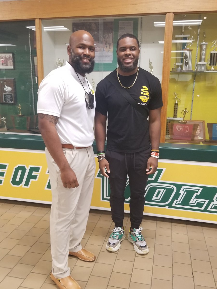 MrDLTJr's tweet photo. 🗣Big shout out and special thanks to current NFL Player (Jacksonville Jaguars) and former Lee HS/Auburn star football player Daniel Thomas for taking time out of his busy offseason to speak to our student-athletes about his faith, dropping some nuggets, and giving his testimony. https://t.co/LTZi5oI37t