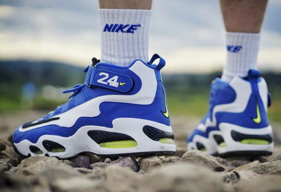 It’s #FreshKicksFriday and we’re shouting out one of our favorite Air Griffey Max 1 colorway’s, the Varsity Royals! 👟 What’s your favorite colorway?